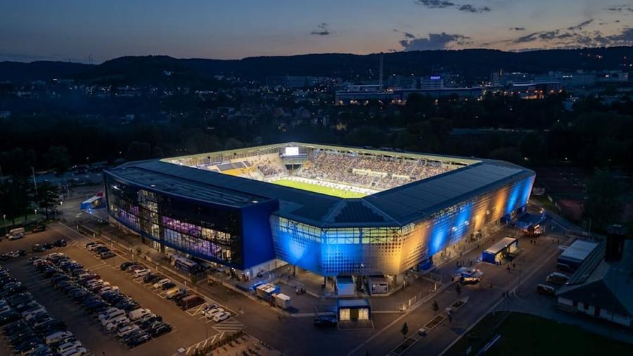 AdHoc Arena, stadionul unde Carl Zeiss Jena își dispută meciurile de acasă Fanii oaspeților au demontat gardul ca să se bată pe teren » Ce măsuri vor lua autoritățile