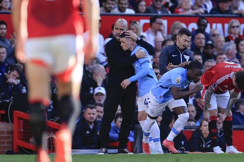 Pep Guardiola îl înlocuiește pe Phil Foden, însă fanii lui United vor continua să-l jignească / Foto: Imago