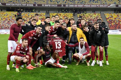 Tony Kanalos înconjurat de jucătorii Rapidului după recenta victorie cu Dinamo
