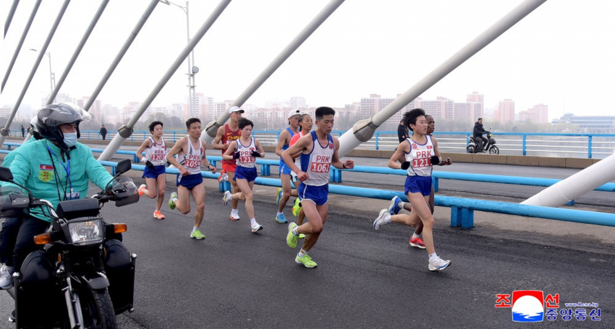 Un român din Brașov a participat la maratonul din Coreea de Nord » Peste 50.000 de oameni l-au așteptat disciplinați pe stadionul din Phenian