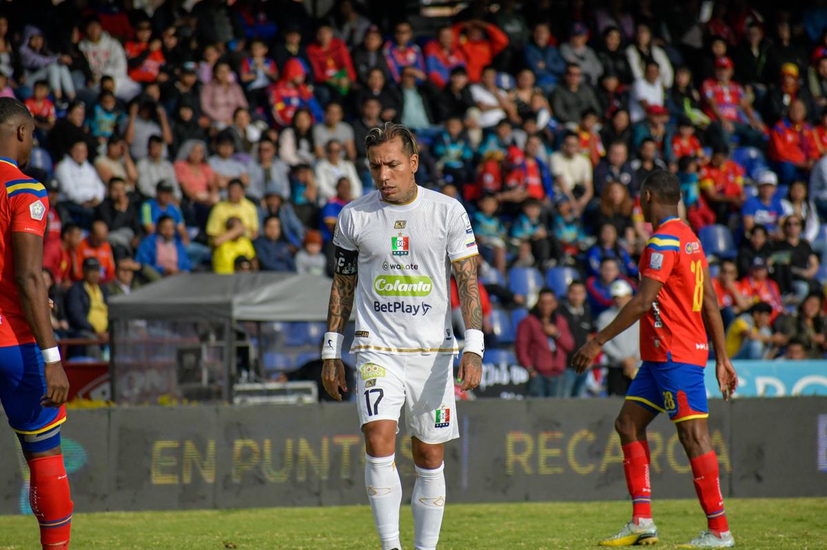 Dayro Moreno a scris istorie în Columbia! Comentatorul a început să cânte în direct, colegii i-au adus coroana pe gazon » Scene UNICE în fotbal
