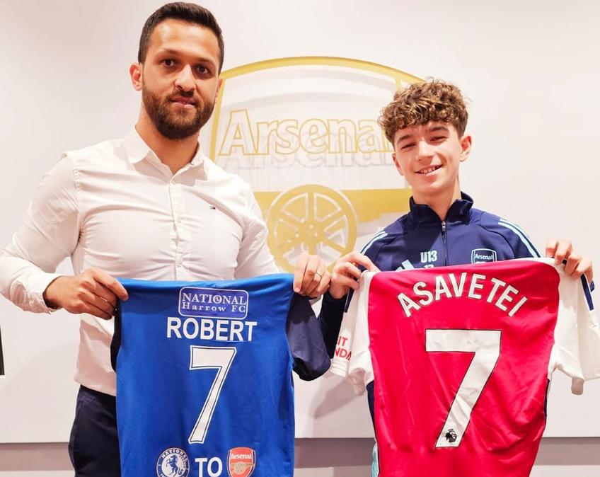 Robert Asavetei a semnat recent un contract cu gruparea londoneză Arsenal, la echipa Under 13 a clubului