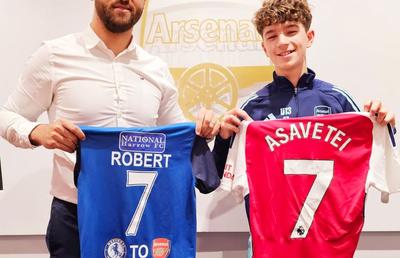 Povestea românului crescut de Chelsea, care a semnat acum cu Arsenal » A făcut primii pași în fotbal sub bagheta unui fost jucător de la Oțelul Galați, care colaborează cu Academia Hagi