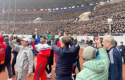 Un român din Brașov a participat la maratonul din Coreea de Nord » Peste 50.000 de oameni l-au așteptat disciplinați pe stadionul din Phenian