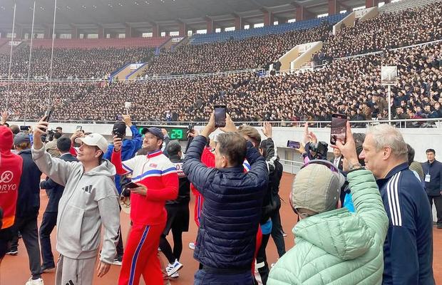 Un român din Brașov a participat la maratonul din Coreea de Nord » Peste 50.000 de oameni l-au așteptat disciplinați pe stadionul din Phenian