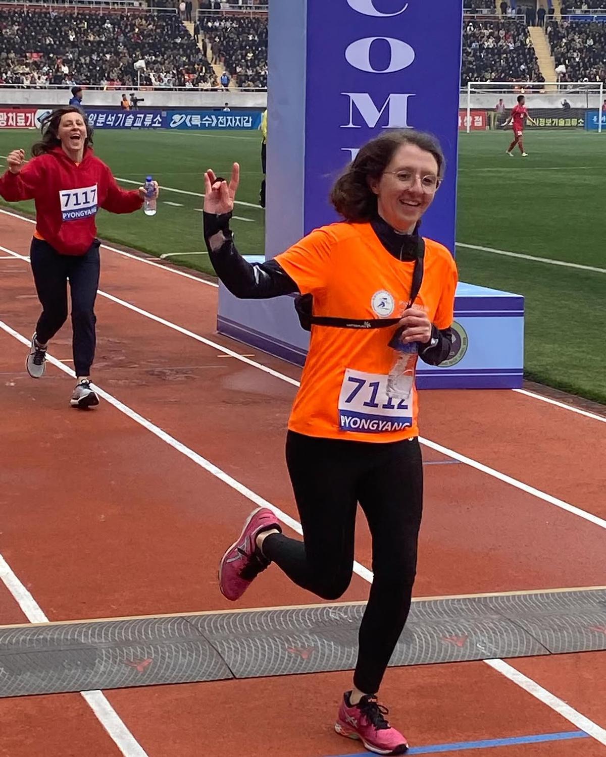 Un român din Brașov a participat la maratonul din Coreea de Nord » Peste 50.000 de oameni l-au așteptat disciplinați pe stadionul din Phenian