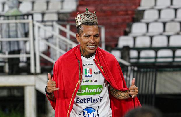 Dayro Moreno a scris istorie în Columbia! Comentatorul a început să cânte în direct, colegii i-au adus coroana pe gazon » Scene UNICE în fotbal