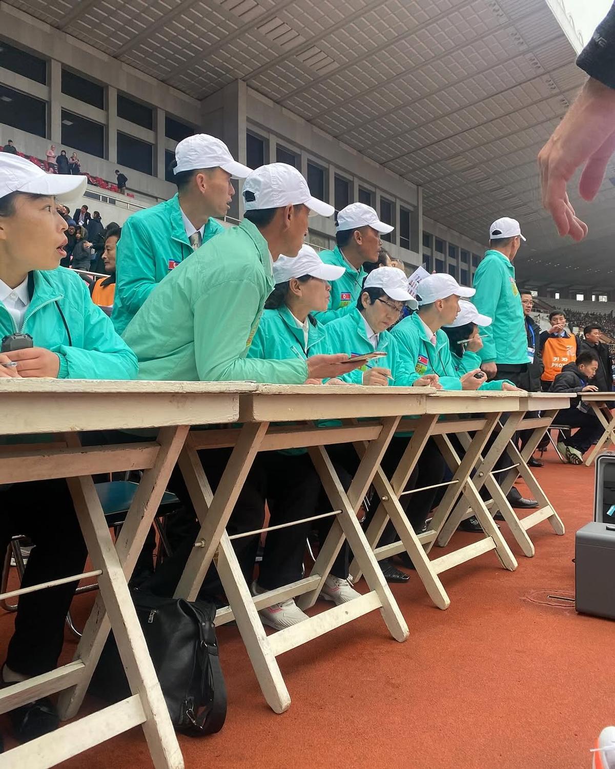 Un român din Brașov a participat la maratonul din Coreea de Nord » Peste 50.000 de oameni l-au așteptat disciplinați pe stadionul din Phenian