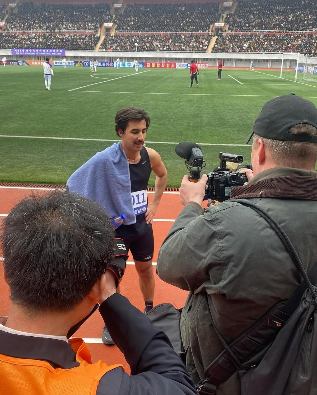 Un român din Brașov a participat la maratonul din Coreea de Nord » Peste 50.000 de oameni l-au așteptat disciplinați pe stadionul din Phenian