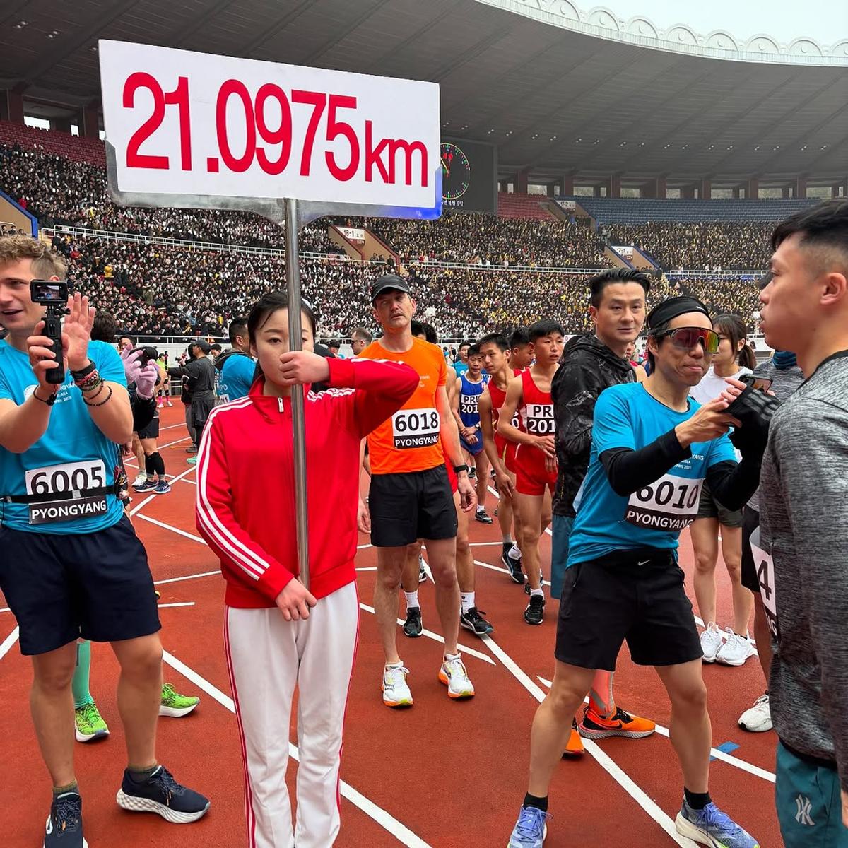 Un român din Brașov a participat la maratonul din Coreea de Nord » Peste 50.000 de oameni l-au așteptat disciplinați pe stadionul din Phenian