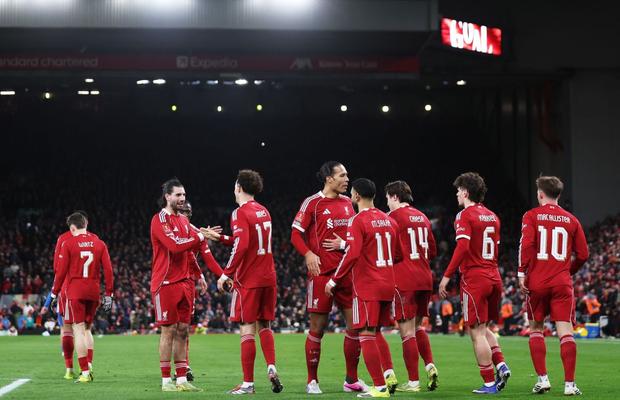 Fanii lui Liverpool: „Nu mai cheltuiți bani pe Anfield!”