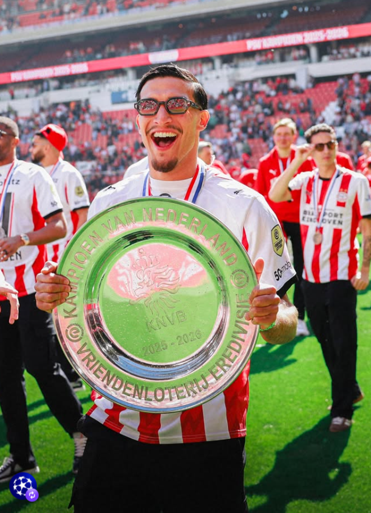 Imagini spectaculoase din Eindhoven: PSV a primit trofeul de campioană! Cum a fost fotografiat Dennis Man