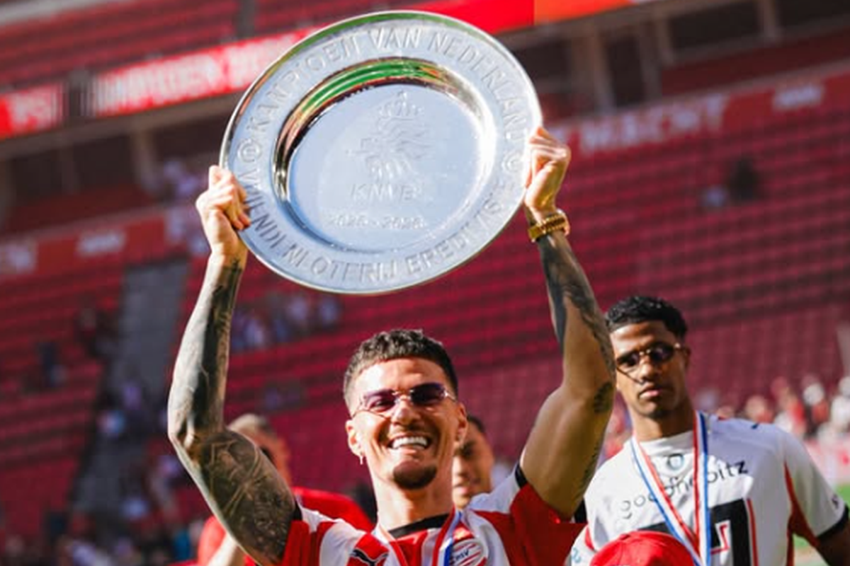 Imagini spectaculoase din Eindhoven: PSV a primit trofeul de campioană! Cum a fost fotografiat Dennis Man