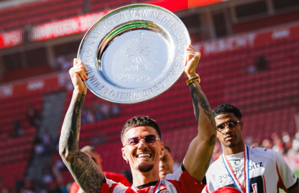 Imagini spectaculoase din Eindhoven: PSV a primit trofeul de campioană! Cum a fost fotografiat Dennis Man