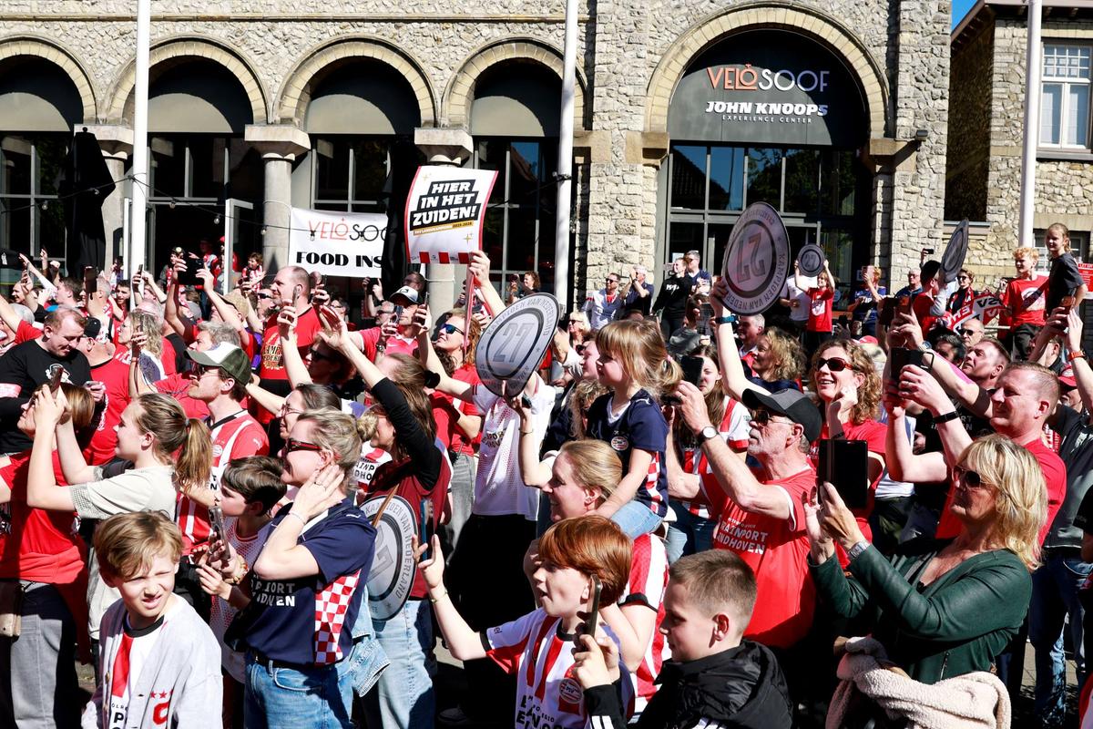 Imagini spectaculoase din Eindhoven: PSV a primit trofeul de campioană! Cum a fost fotografiat Dennis Man
