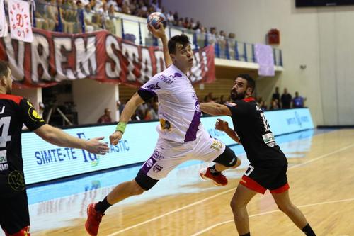 Dan Dumitru, team-managerul de la Poli Timișoara, crede că nu se poate juca handbal prea curând. ”Nu avem baze proprii de antrenament și nici posibilități financiare pentru a închiria unele”, spune oficialul bănățean