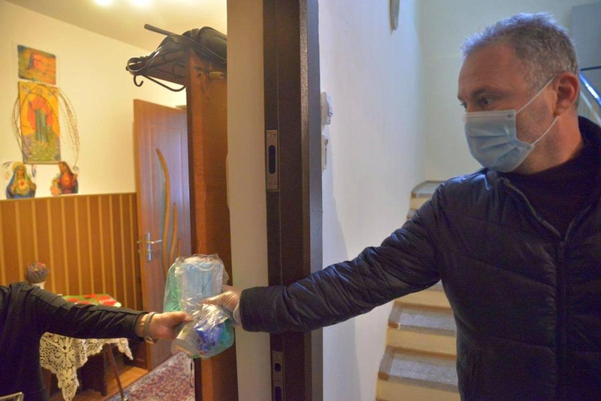 Corona luptă împotriva coronavirus: Mugurel Buga și colegii săi de echipă au împărțit vârstnicilor măști și mănuși