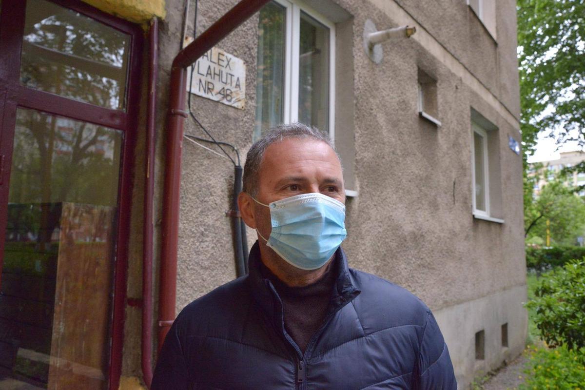 Corona luptă împotriva coronavirus: Mugurel Buga și colegii săi au împărțit vârstnicilor măști și mănuși
