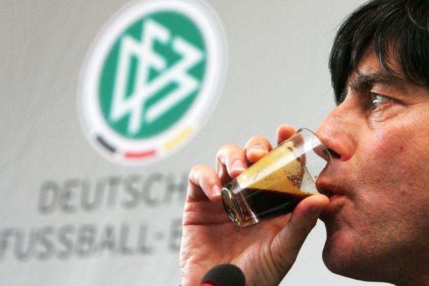 O cafea i-ar putea feri pe fotbaliști de riscul infectării de la un coleg pozitiv. foto: Guliver/Getty Images