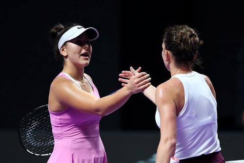 Salutul de la fileu între Bianca Andreescu și Simona Halep anul trecut, în grupele de la Shenzhen Foto Guliver/GettyImages