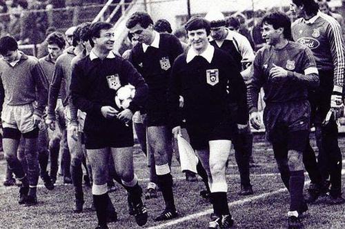Ioan Danciu (arbitrul din dreapta) și Constantin Gheorghe (arbitrul din centru), la un meci al Stelei înainte de 1990