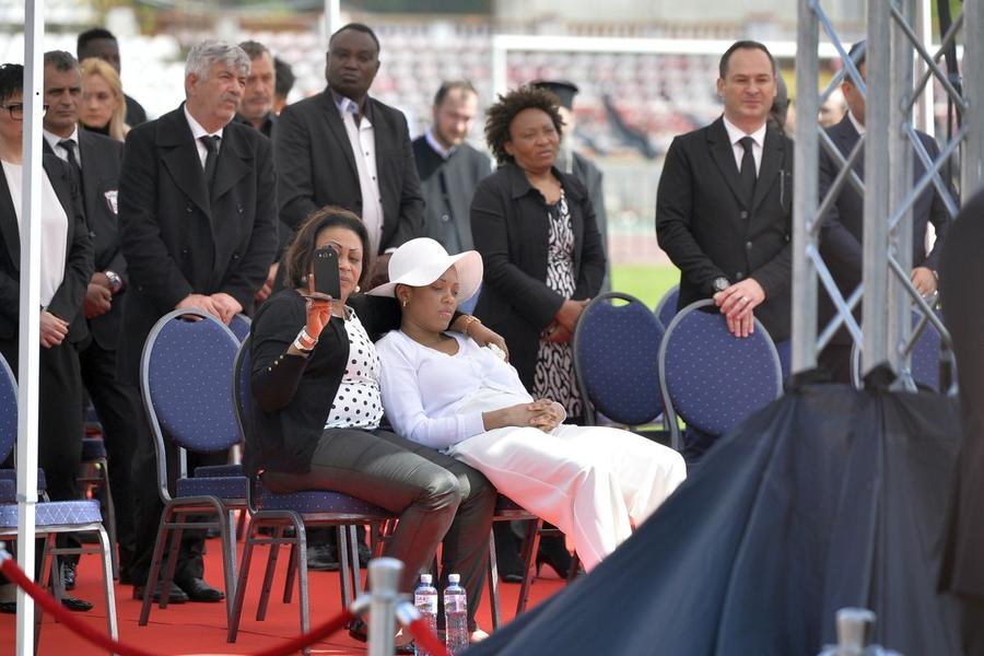 Ionuț Negoiță privește de la distanță cum Nathalie, soția lui Ekeng, e sfâșiată de durere. FOTO: Gazeta Sporturilor Impresara lui Ekeng a izbucnit în plâns la GSP Live: „Nimeni de la Dinamo n-a mai luat legătura cu familia lui” + ce s-ar fi întâmplat cu banii strânși de suporteri
