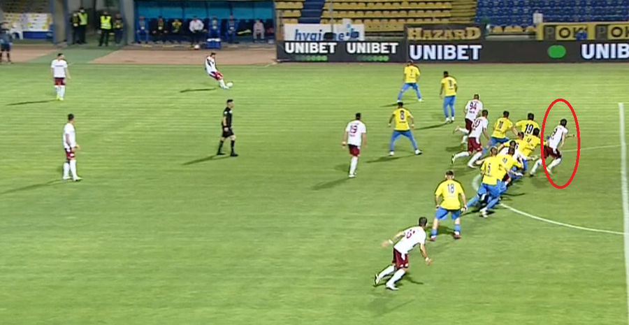 Bălan (încercuit) influențează faza primului gol Dunărea Călărași - Rapid 3-2 » Rezultat miraculos în play-off, după două goluri inventate de arbitru și două penalty-uri neacordate!