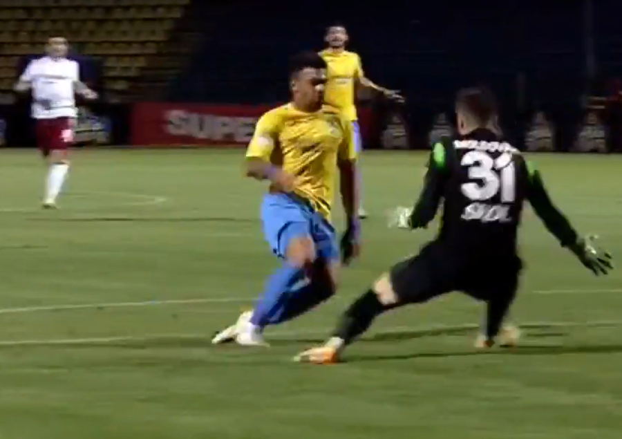 Kanda se aruncă înainte să intre în contact cu Moldovan Dunărea Călărași - Rapid 3-2 » Rezultat miraculos în play-off, după două goluri inventate de arbitru și două penalty-uri neacordate!