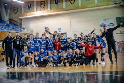 Poza de bucurie a vâlcencelor după succesul cu Bistrița FOTO Dan Potor