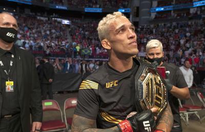 Situație uluitoare în UFC » De ce a fost deposedat de titlu campionul la categoria ușoară, chiar înainte de a-și apăra centura