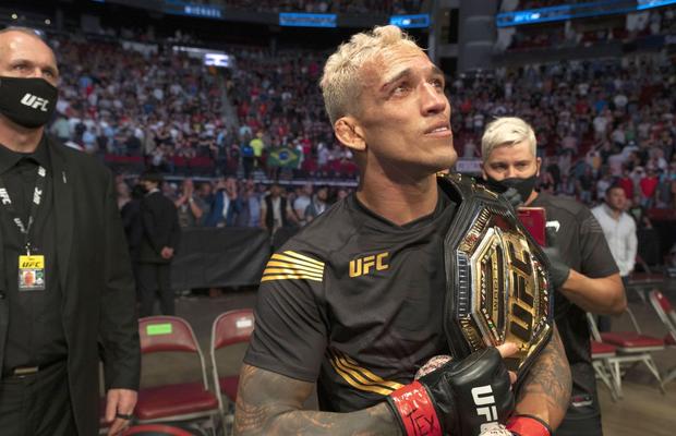 Situație uluitoare în UFC » De ce a fost deposedat de titlu campionul la categoria ușoară, chiar înainte de a-și apăra centura