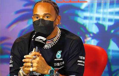 Scandal la Miami: Hamilton a decis să protesteze în conferință „acoperit” de bijuterii! » „Dacă nu mă lasă să concurez, atunci așa să fie"