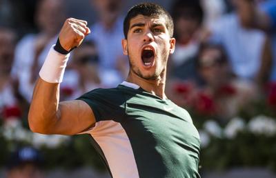 Carlos Alcaraz continuă să uimească! Spaniolul l-a învins și pe Novak Djokovic și e în finala Mastersului de la Madrid