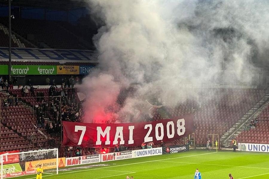 Scenografia fanilor clujeni / foto: Facebook@ Antena Sport Fiecare cu propriul 7 mai » Scenografia afișată de suporterii lui CFR Cluj la derby-ul cu Craiova