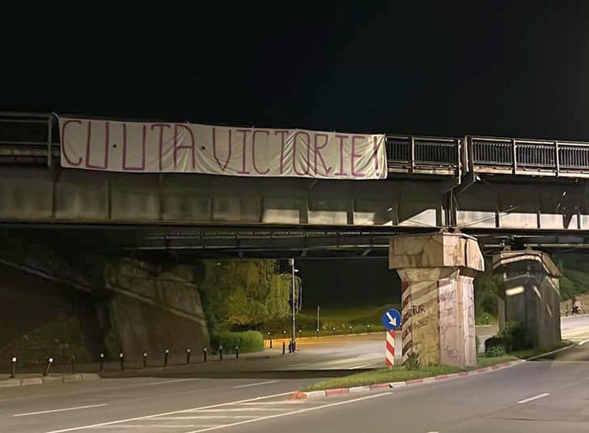Mobilizare înainte de FC Argeș - UTA: bannerele afișate de suporteri