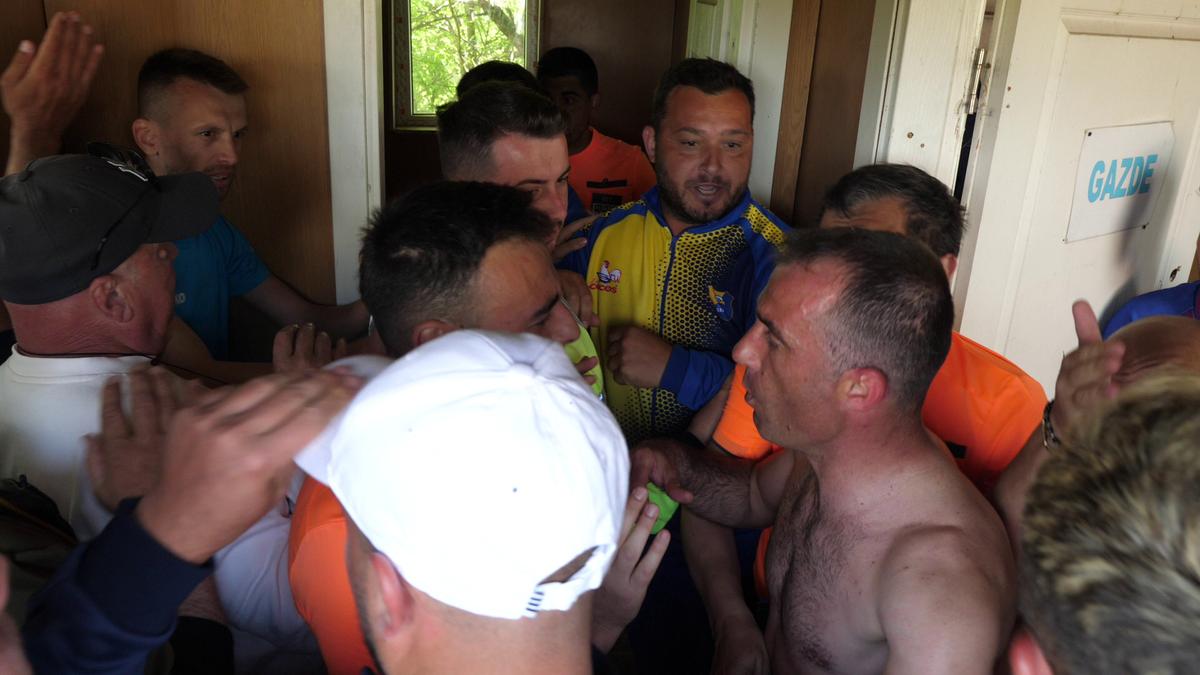 Scandal monstruos, semne obscene și bătaie ca în filmele western! A fost HAOS la Șirna Varnița-Gorgota » Observatorul meciului: „Am luat trei pumni! Nici nu știu de unde au venit”