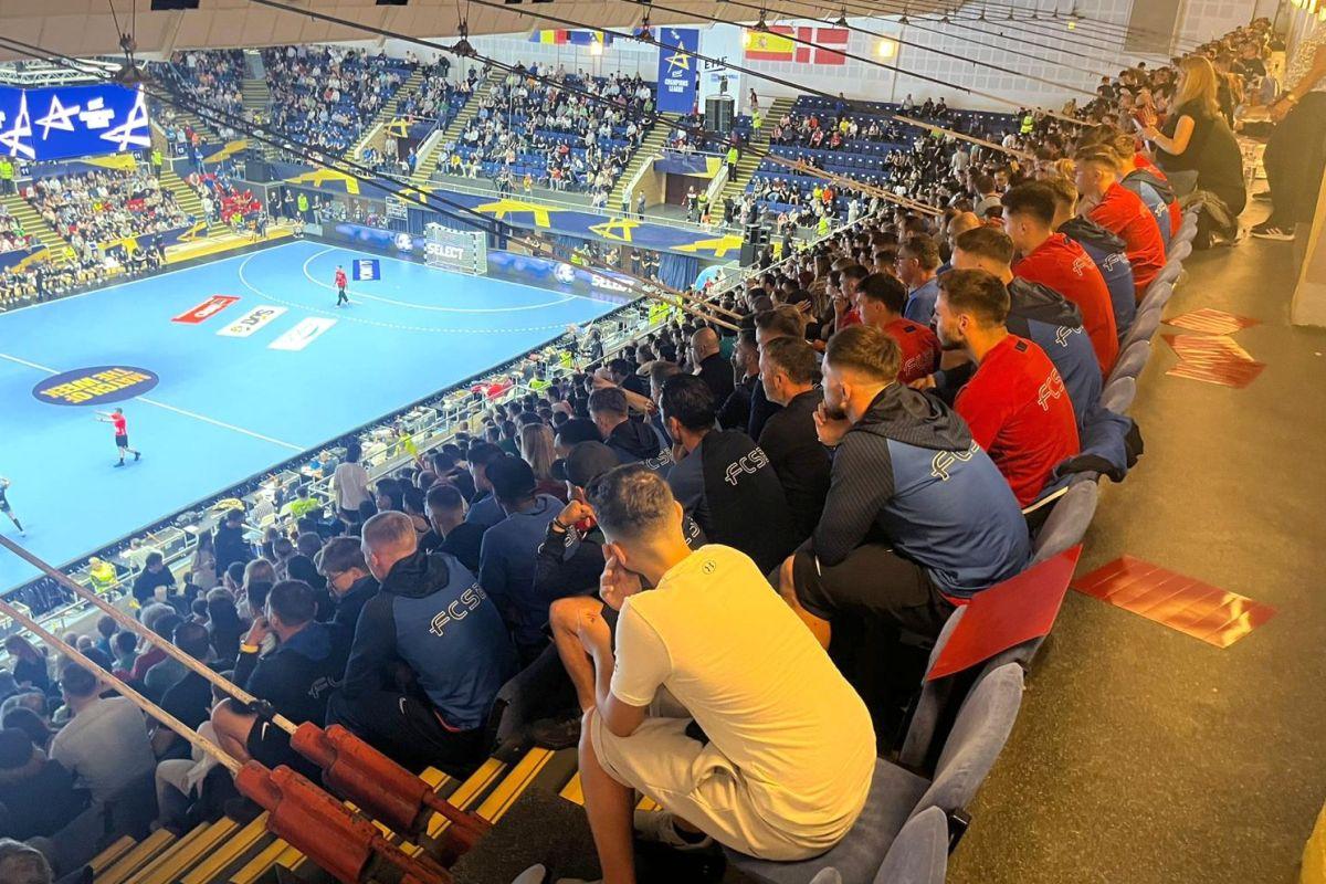 Fotbaliștii de la FCSB, ultrași pentru o zi » Imagini tari surprinse de GSP la „Sala Polivalentă”