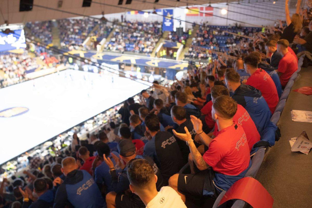 Fotbaliștii de la FCSB, ultrași pentru o zi » Imagini tari surprinse de GSP la „Sala Polivalentă”