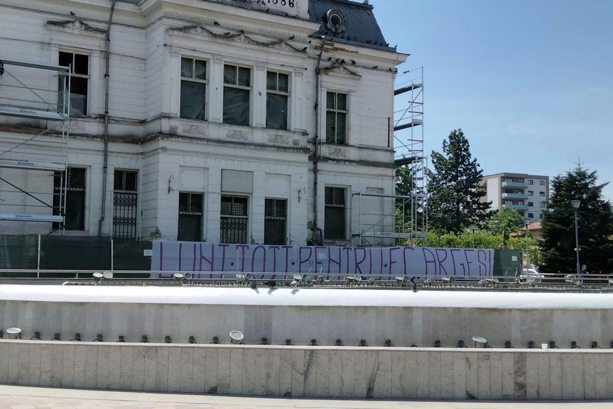Mobilizare înainte de FC Argeș - UTA: bannerele afișate de suporteri
