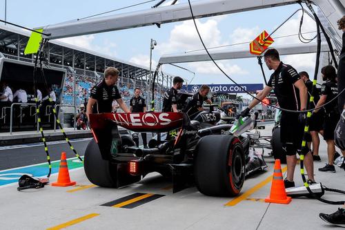 Monopostul lui Lewis Hamilton la pit stop Foto Imago