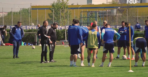 Nicolo Napoli, primul din stânga, în spatele preparatorului fizic, Dan Vasilică, și a secundului Florin Drăgan captură video FCUTV