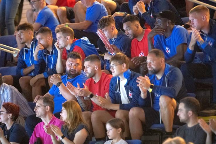 Fotbaliștii de la FCSB au făcut spectacol în Sala Polivalentă, la returul CSM București - Esbjerg / foto: Raed Krishan