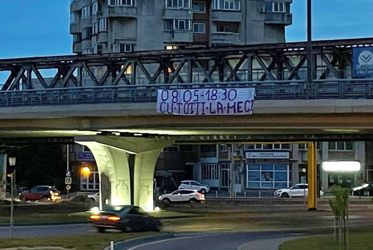 Mobilizare înainte de FC Argeș - UTA: bannerele afișate de suporteri