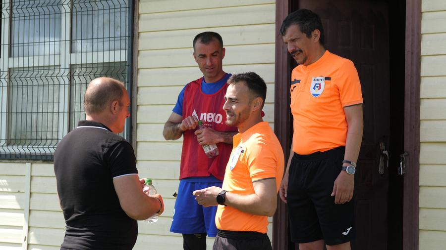 Arbitrii știau că vor sări scântei înaintea fluierului de start Scandal monstruos, semne obscene și bătaie ca în filmele western! A fost HAOS la Șirna Varnița-Gorgota » Observatorul meciului: „Am luat trei pumni! Nici nu știu de unde au venit”