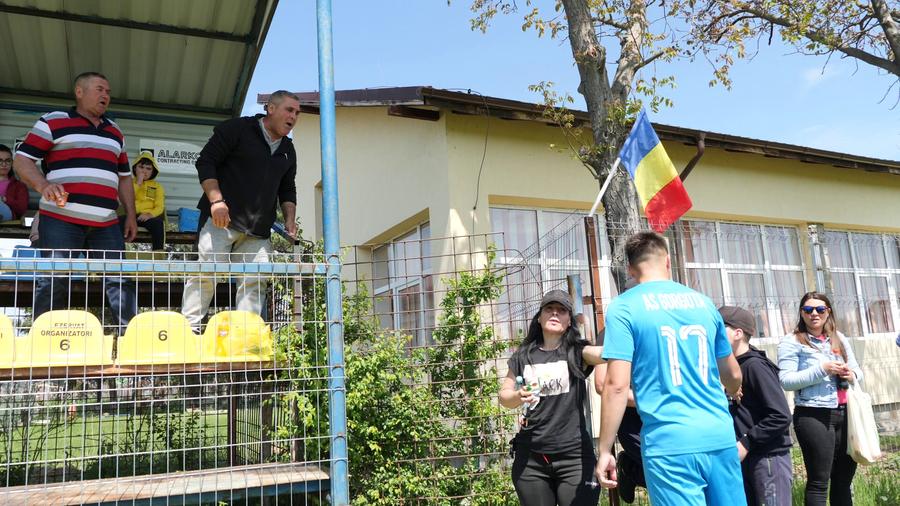 Localnicii au fost la un pas să-l bată pe teren pe scandalagiul Nițu de la Gorgota Scandal monstruos, semne obscene și bătaie ca în filmele western! A fost HAOS la Șirna Varnița-Gorgota » Observatorul meciului: „Am luat trei pumni! Nici nu știu de unde au venit”