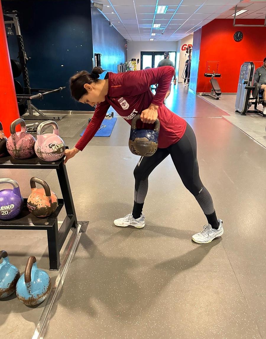 Denisa Șandru făcând exerciții cu greutăți Foto Facebook Rapid Rapidistele, în sala la forță la Kristiansand » Le așteaptă un meci important miercuri, în Liga Florilor