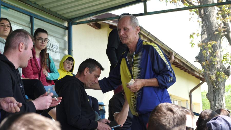 Chetă pentru baremul arbitrilor și-o mică primă pentru jucători. Pornirea pleacă de la 2 lei Scandal monstruos, semne obscene și bătaie ca în filmele western! A fost HAOS la Șirna Varnița-Gorgota » Observatorul meciului: „Am luat trei pumni! Nici nu știu de unde au venit”