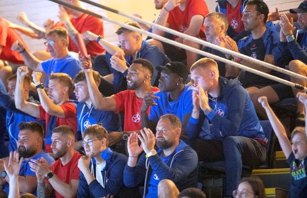 Fotbaliștii de la FCSB, ultrași pentru o zi » Imagini tari surprinse de GSP la „Sala Polivalentă”