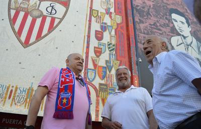 Întoarcerea unui erou » Gabi Balint a revenit după 37 de ani la Sevilla: 6 momente retrăite de la finala cu Barcelona alături de 20 de suporteri