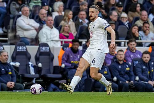 Radu Drăgușin ar putea pleca de la Tottenham // FOTO: Imago